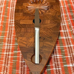 Puede incluir: Un letrero de madera rústica con el texto "Welcome to our home" en letras blancas. El letrero presenta un acabado envejecido y un diseño simple y acogedor, perfecto para un porche o entrada.