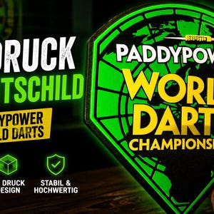 Könnte beinhalten: Ein 3D-gedrucktes, schildförmiges LED-Leuchtschild mit dem Logo der Paddy Power World Darts Championship. Das Schild zeigt ein leuchtend grünes Dartscheiben-Muster mit schwarzen Umrissen und fettgedrucktem gelben Text.