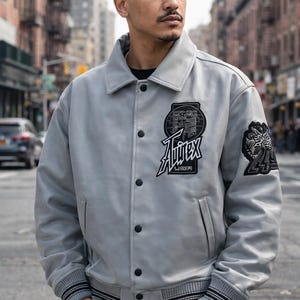 Blouson universitaire en cuir gris - écusson brodé Twin Dragon dans le dos, blouson aviateur streetwear