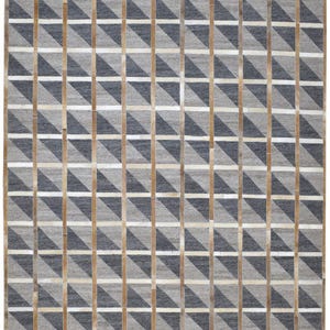 Könnte beinhalten: Rechteckiger Teppich mit sich wiederholendem geometrischem Muster in Grau-, Weiß- und Brauntönen. Das Design des Teppichs erzeugt einen 3D-Effekt. Geeignet für Wohn- oder Schlafzimmer, hat der Teppich eine strukturierte Oberfläche und einen modernen Stil.