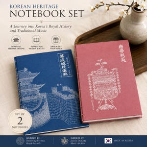 Può includere: Un set di due quaderni con disegni del patrimonio coreano. Il quaderno blu mostra un disegno a linee bianche di una fortezza con testo coreano, mentre il quaderno rosso mostra un disegno a linee bianche di uno strumento musicale tradizionale.