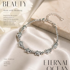Op de afbeelding: Een zilveren armband met schildpadbedels. De armband wordt getoond op een satijnen oppervlak. De afbeelding bevat de woorden "TIMELESS BEAUTY" en "ETERNAL OCEAN". De tekst bevat ook "Made with Meaning".