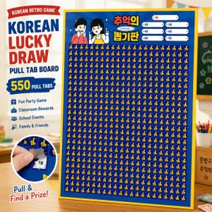 Può includere: Un tabellone blu rettangolare per estrazioni con 550 icone gialle di pollice in su in griglia. La parte superiore mostra due bambini disegnati e testo coreano, con spazi bianchi per i premi numerati da 1 a 7. Un riquadro mostra una linguetta aperta.
