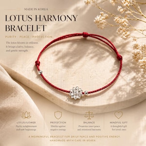 Op de afbeelding: Rode Lotus Harmony armband met een zilveren lotusbloem bedel. Handgemaakt in Korea, bevordert de armband vrede en positieve energie. De tekst op de afbeelding luidt "Purity, Peace, Protection."