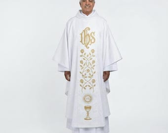 Haftowany ornat dla księdza katolickiego, kremowozłota szata liturgiczna z czerwonym orphrey