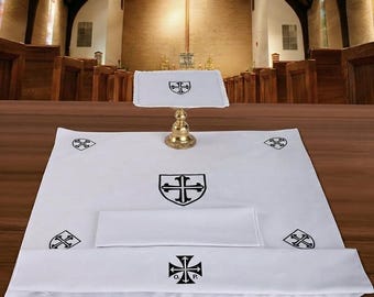 Conjunto de mantelería para altar católico: cruz bordada, corporal, palio y paño de lavatorio