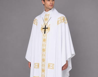 Szata kapłańska, szata liturgiczna ze złotym krzyżem