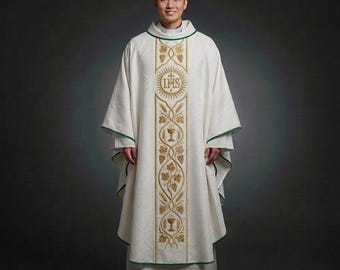 Haftowany ornat dla księdza katolickiego, kremowozłota szata liturgiczna z czerwonym orphrey