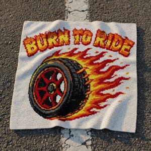 以下が含まれることがあります： オレンジと黄色の文字で「BURN TO RIDE」と書かれた白い正方形のテキスタイル。赤いアクセントが付いた黒いタイヤが、オレンジと黄色の炎に囲まれています。