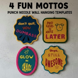 Könnte beinhalten: Vier Punch-Needle-Wandbehang-Vorlagen mit humorvollen Mottos. Die Phrasen lauten "don't quit, you dumbass", "procrastinate later", "glow in chaos" und "oops, still awesome". Jedes Stück hat eine einzigartige Form und Farbgebung.