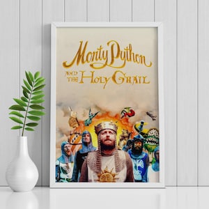 Puede incluir: Una taza de cerámica blanca con asa negra y el texto "But First, Coffee" en negrita negra. La taza se encuentra sobre un fondo borroso, sugiriendo un ambiente acogedor.