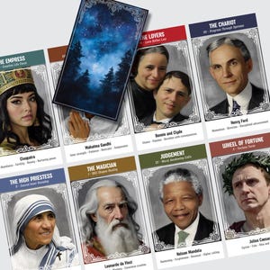 Può includere: Una collezione di carte con personaggi influenti della storia mondiale. Le carte mostrano ritratti di personaggi storici come Cleopatra, Madre Teresa e Nelson Mandela. Ogni carta ha un titolo e una breve descrizione.