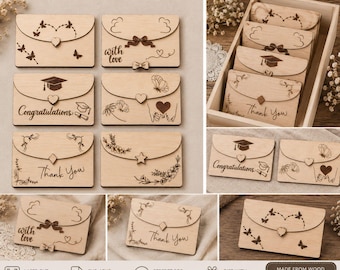Op de afbeelding: Een verzameling rechthoekige houten enveloppen met lasergesneden ontwerpen, waaronder vlinders, bloemen, harten, afstudeerhoeden en teksten zoals "with love", "Congratulations" en "Thank You". Elke envelop heeft een klepsluiting.
