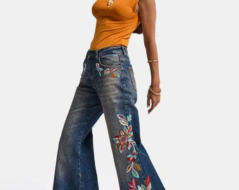 Schlagjeans mit Blumenstickerei, Boho-Schlaghosen im 70er-Jahre-Stil