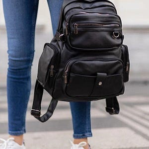 Mochila urbana negra tipo cargo – Mochila utilitaria de piel vegana con múltiples bolsillos
