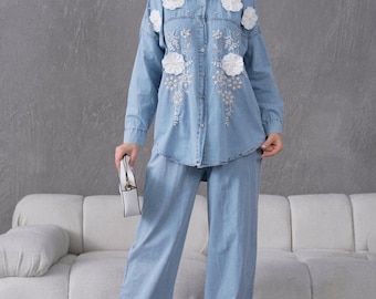 Denimset met geborduurde bloemen: 2-delig oversized shirt, broek met wijde pijpen, jeansoutfit boho-appliqué