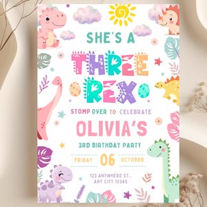 Op de afbeelding: Een kleurrijke verjaardagsuitnodiging met een dinosaurus thema. De uitnodiging toont de tekst "She's a Three Rex" en "Olivia's 3rd Birthday Party". Het ontwerp bevat cartoon dinosaurussen, wolken en sterren. De datum is vrijdag 6 oktober.