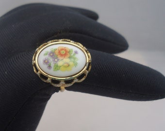 Avon Porcelain Ring, Vintage Avon Flower Porcelain Ring