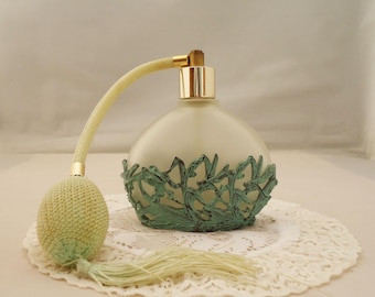 Zerstäuber aus Milchglas mit Metallauflage