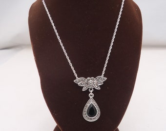 Vintage Avon Kette: Silberfarbener Anhänger mit Kette