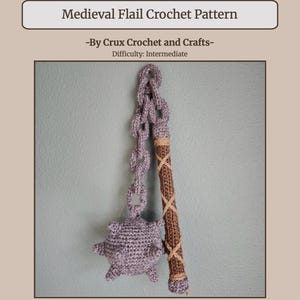 Könnte beinhalten: Ein gehäkeltes mittelalterliches Flegel-Muster. Der Flegel ist grau und braun, mit einem Kopf aus einer Stachelkugel und einer Kette. Der Griff ist braun mit beigefarbenen Kreuzstichdetails. Der Text oben lautet "Medieval Flail Crochet Pattern".