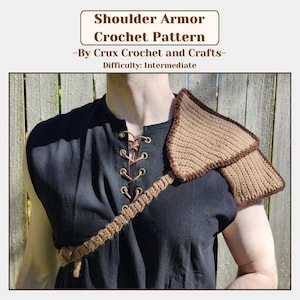 Puede incluir: Una pieza de armadura de hombro de ganchillo beige con un ribete marrón más oscuro, usada sobre una camisa negra. La armadura está conectada por una correa a juego. La imagen incluye el texto "Shoulder Armor Crochet Pattern -By Crux Crochet and Crafts- Difficulty: Intermediate."