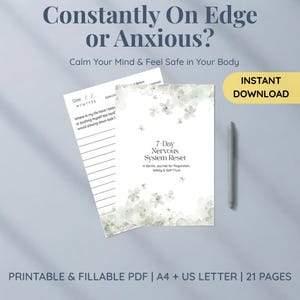 Puede incluir: Una taza de cerámica blanca con un asa negra y el texto "But First, Coffee" en negrita negra. La taza se encuentra sobre un fondo neutro, resaltando su diseño sencillo.