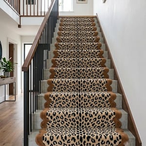 Könnte beinhalten: Eine Treppe mit einem Treppenläufer im Leopardenmuster mit gewellten Kanten. Der Läufer bedeckt die Mitte jeder Betonstufe und erstreckt sich von unten bis zum oberen Treppenabsatz, ergänzt durch einen Handlauf aus dunklem Holz und schwarze Geländerstäbe.