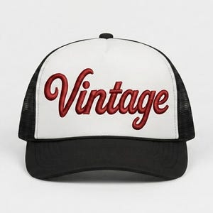 Może przedstawiać: Czarno-biała czapka typu trucker z napisem "Vintage" wyszytym czerwoną czcionką. Czapka ma biały panel przedni, czarny daszek i czarną siatkę z tyłu.