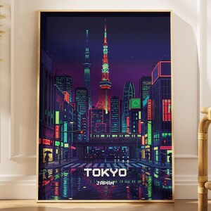 Op de afbeelding: Een ingelijste pixel art print van Tokio, Japan, met de Tokyo Tower en andere gebouwen. Het kunstwerk gebruikt een levendig kleurenpalet van blauw, paars, rood en groen. Het woord "TOKYO" staat prominent onderaan.