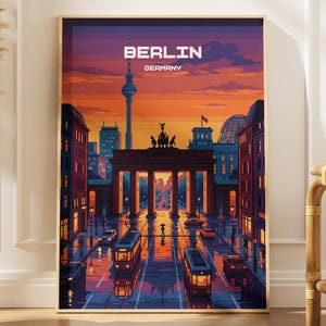 Puede incluir: Impresión en pixel art enmarcada de Berlín, Alemania, con la Puerta de Brandeburgo, una torre de televisión y edificios de la ciudad bajo un cielo de atardecer. La obra de arte incluye tranvías y coches en una calle mojada, con la palabra "BERLÍN" en la parte superior.