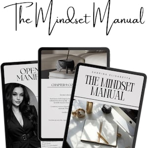 Peut inclure: Trois tablettes numériques affichant du contenu. La tablette supérieure affiche le titre "The Mindset Manual" en cursive. Les autres tablettes affichent une femme, le contenu du chapitre et un cahier avec le titre "The Mindset Manual" par Sabrina Elisabetta.
