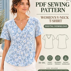 Puede incluir: Una camiseta azul claro con cuello en V y estampado floral blanco. La imagen incluye el texto: PDF SEWING PATTERN, WOMEN'S V-NECK T-SHIRT, DIGITAL DOWNLOAD, XS-3XL, SHORT SLEEVE, BEGINNER FRIENDLY, INSTANT DOWNLOAD, SIZES INCLUDED XS | S | M | L | XL | XXL | 3XL.