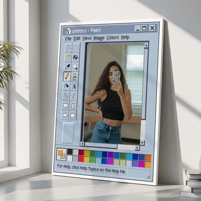 Może przedstawiać: Oprawiony wydruk przedstawiający parodię interfejsu programu Windows Paint. Obraz przedstawia osobę robiącą selfie odbite w oknie "Paint". Tekst "untitled - Paint" jest widoczny na g&oacute;rze, z paletą kolor&oacute;w na dole.