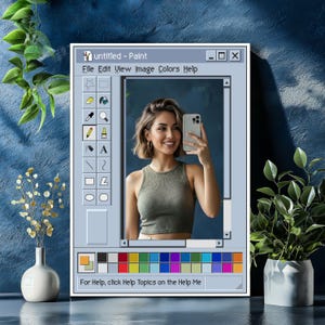 Może przedstawiać: Oprawiony wydruk przedstawiający kobietę robiącą selfie, umieszczony w interfejsie programu "Paint" w stylu retro. Interfejs zawiera pasek menu, ikony narzędzi i paletę kolor&oacute;w. Tekst "untitled - Paint" jest widoczny u g&oacute;ry. Na dole ramki widnieje napis "For Help, click Help Topics on the Help Me."