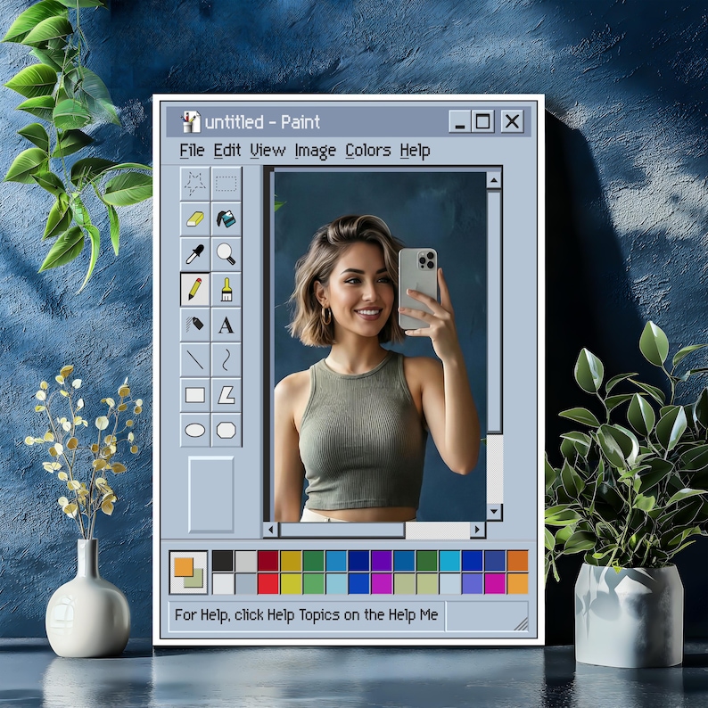 Może przedstawiać: Oprawiony wydruk przedstawiający kobietę robiącą selfie, umieszczony w interfejsie programu "Paint" w stylu retro. Interfejs zawiera pasek menu, ikony narzędzi i paletę kolor&oacute;w. Tekst "untitled - Paint" jest widoczny u g&oacute;ry. Na dole ramki widnieje napis "For Help, click Help Topics on the Help Me."