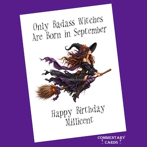 以下が含まれることがあります： Only Badass Witches Are Born in SeptemberおよびHappy Birthday Millicentというテキストが書かれた白いグリーティングカード。中央のイラストには、長い茶色の髪で紫色の帽子とドレスを身にまとい、ほうきに乗って飛んでいる魔女が描かれています。