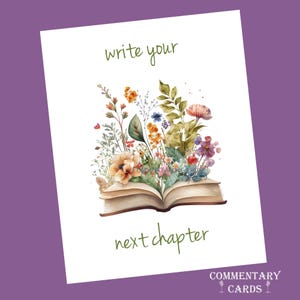 Puede incluir: Una tarjeta de felicitación con una ilustración en acuarela de un libro abierto rebosante de flores coloridas. Las palabras "write your next chapter" están escritas en verde arriba y abajo del libro. La tarjeta tiene un fondo blanco y un borde morado.
