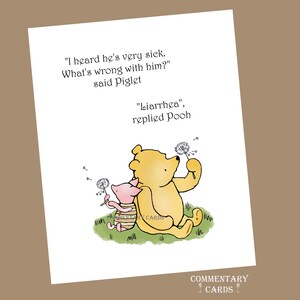 Può includere: Un biglietto d'auguri bianco con un'illustrazione a colori di Pimpi e Winnie the Pooh seduti sull'erba verde. Il testo recita: "I heard he's very sick. What's wrong with him?" said Piglet. "Liarrhea", replied Pooh. In basso c'è un logo.