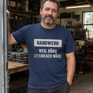 Handwerk T-Shirt - Handwerker Geschenk - Spruch: Handwerk weil Büro zu einfach wäre - Lustiges Shirt für Handwerker & Heimwerker