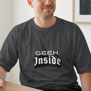 Camiseta Geek Inside, Camiseta divertida para geeks, Regalo para nerds, Camiseta para gamers, Camiseta para amantes de la tecnología, Regalo para nerds de la informática, Camiseta con estampado geek