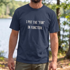 Könnte beinhalten: Ein dunkelblaues T-Shirt mit kurzen Ärmeln und dem weißen Schriftzug "I PUT THE "FUN" IN FUNCTION." in einer serifenlosen Schrift auf der Brust. Das Kleidungsstück hat einen klassischen Rundhalsausschnitt und eine schlichte Passform.