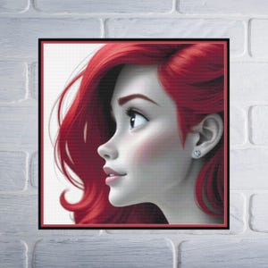 Puede incluir: Una ilustración digital de perfil de una persona con cabello rojo vibrante, piel pálida y un pequeño pendiente de botón plateado. El sujeto mira hacia la izquierda con una expresión neutra, enmarcado por un borde fino de color negro y rojo.