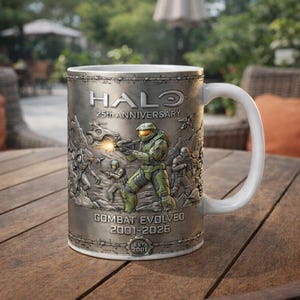 Peut inclure: Une tasse en céramique blanche avec une anse noire et le texte "But First, Coffee" en gras noir. La tasse mesure probablement entre 325 et 444 ml, parfaite pour une boisson matinale.