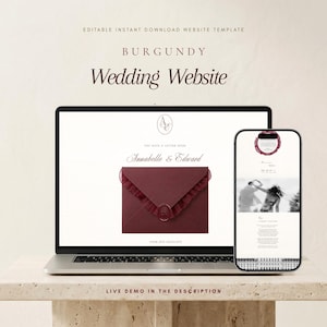 Può includere: Un modello di sito web modificabile e scaricabile istantaneamente per un sito di matrimonio color bordeaux, visualizzato su un laptop e uno smartphone. Il design presenta una busta bordeaux con sigillo in cera e il testo Annabelle & Edward.