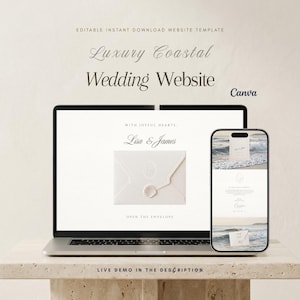 Può includere: Un computer portatile e uno smartphone che mostrano un modello di sito web per matrimoni costieri di lusso. Lo schermo mostra una grafica di una busta con un sigillo a conchiglia, il testo "With Joyful Hearts", "Lisa & James" e "Open the Envelope".