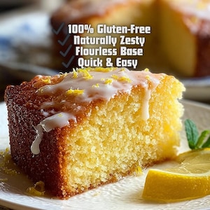 Può includere: Una fetta di torta al limone senza glutine con glassa bianca e scorza di limone su un piatto bianco. La torta è umida e dorata, con il testo "100% Gluten-Free, Naturally Zesty, Flourless Base, Quick & Easy". Una fetta di limone e una foglia di menta sono sul piatto.