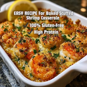 Op de afbeelding: Gebakken gevulde garnalen ovenschotel in een witte rechthoekige schaal, gegarneerd met peterselie en een citroenpartje. De tekst luidt: "EASY RECIPE For Baked Stuffed Shrimp Casserole", "100% Gluten-Free" en "High Protein".