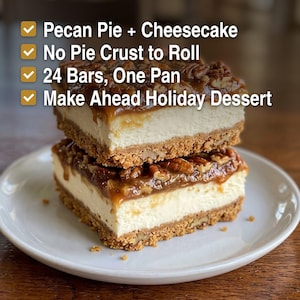 Op de afbeelding: Twee gestapelde pecantaart-cheesecake repen op een wit bord. De tekst luidt: Pecan Pie + Cheesecake, No Pie Crust to Roll, 24 Bars, One Pan, Make Ahead Holiday Dessert. Elke reep heeft een kruimelige bruine bodem, een dikke witte laag en pecannoten.