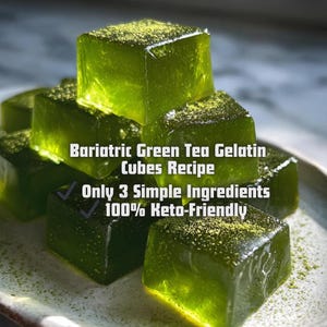 Könnte beinhalten: Nahaufnahme von grünen Gelatine-Würfeln, bestäubt mit grünem Pulver. Der Text lautet: "Bariatrische Grüntee-Gelatine-Würfel Rezept", "Nur 3 einfache Zutaten" und "100% Keto-freundlich".